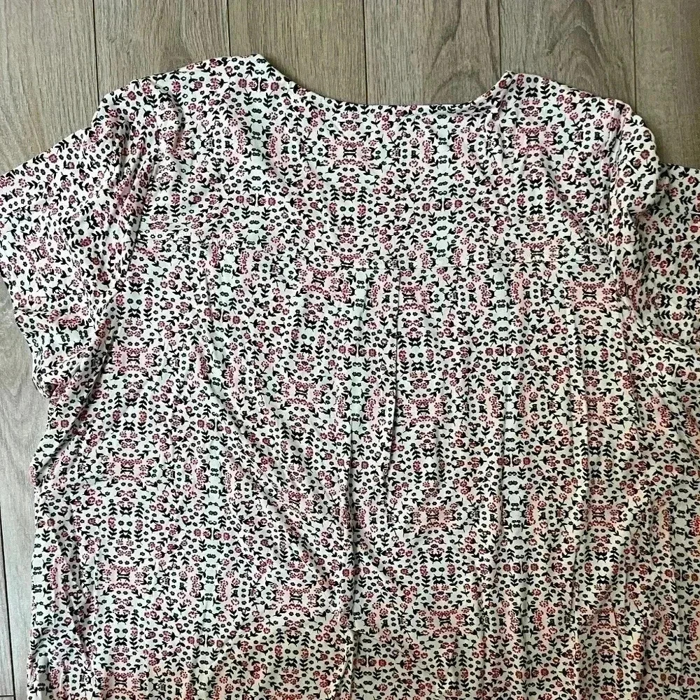 Tahari Floral Shirt with Pleat on back Scoop Neck Size 2X - Picture 4 of 5